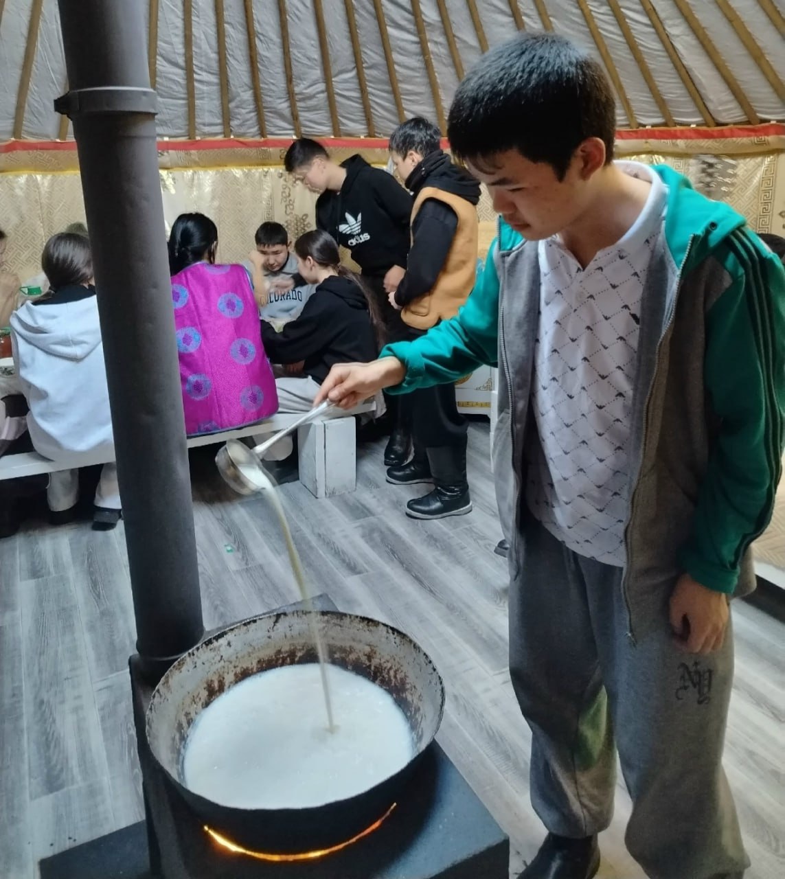 Кызыл-Мажалыкты ийи дугаар школазыны 9 "б" клазыны реникчилери башкызы А.А. Кжгет-биле Эрги-Барлыкта «Байса» турисчи баазага солун болгаш хглг ени эрттиргенин чагырга чери дынаткан Кызыл-Мажалыкты ийи дугаар школазыны 9 "б" клазыны реникчилери башкызы А.А. Кжгет-биле Эрги-Барлыкта «Байса» турисчи баазага солун болгаш хглг ени эрттиргенин чагырга чери дынаткан