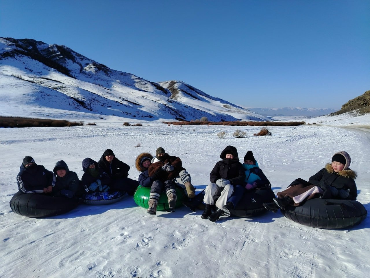 Кызыл-Мажалыкты ийи дугаар школазыны 9 "б" клазыны реникчилери башкызы А.А. Кжгет-биле Эрги-Барлыкта «Байса» турисчи баазага солун болгаш хглг ени эрттиргенин чагырга чери дынаткан Кызыл-Мажалыкты ийи дугаар школазыны 9 "б" клазыны реникчилери башкызы А.А. Кжгет-биле Эрги-Барлыкта «Байса» турисчи баазага солун болгаш хглг ени эрттиргенин чагырга чери дынаткан