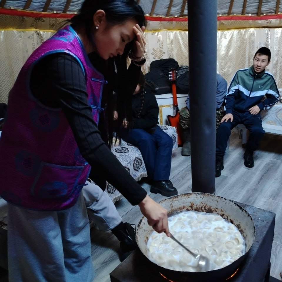 Кызыл-Мажалыкты ийи дугаар школазыны 9 "б" клазыны реникчилери башкызы А.А. Кжгет-биле Эрги-Барлыкта «Байса» турисчи баазага солун болгаш хглг ени эрттиргенин чагырга чери дынаткан Кызыл-Мажалыкты ийи дугаар школазыны 9 "б" клазыны реникчилери башкызы А.А. Кжгет-биле Эрги-Барлыкта «Байса» турисчи баазага солун болгаш хглг ени эрттиргенин чагырга чери дынаткан