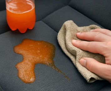 Как избавиться от пятна на сиденье без дорогой химии: спокойное решение