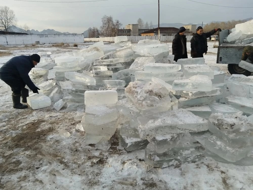 Жители села Хайыракан обустроили ледовый каток для детей Жители села Хайыракан обустроили ледовый каток для детей
