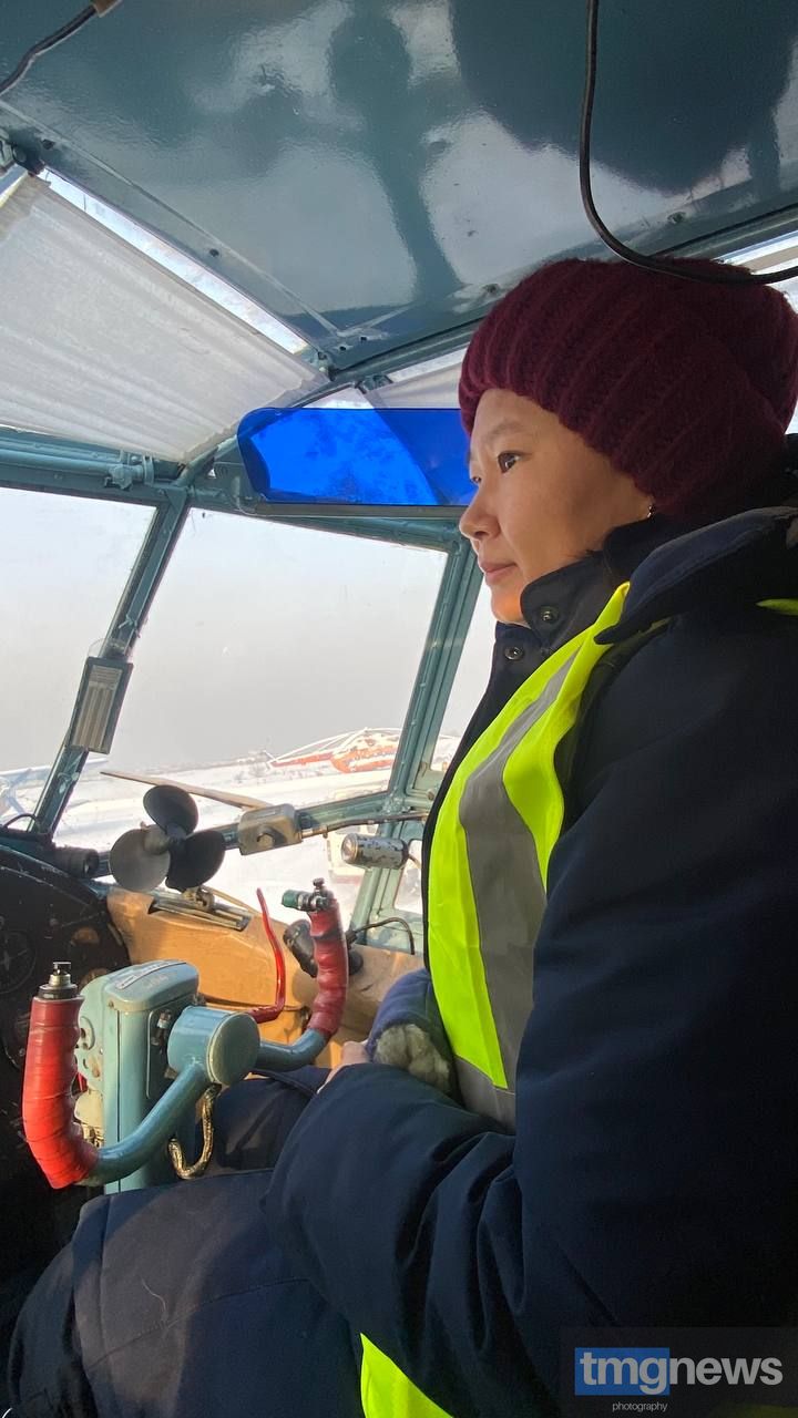 Через бортпроводника к штурвалу: как Сайдаш Ооржак стала первым пилотом-женщиной в Туве Через бортпроводника к штурвалу: как Сайдаш Ооржак стала первым пилотом-женщиной в Туве