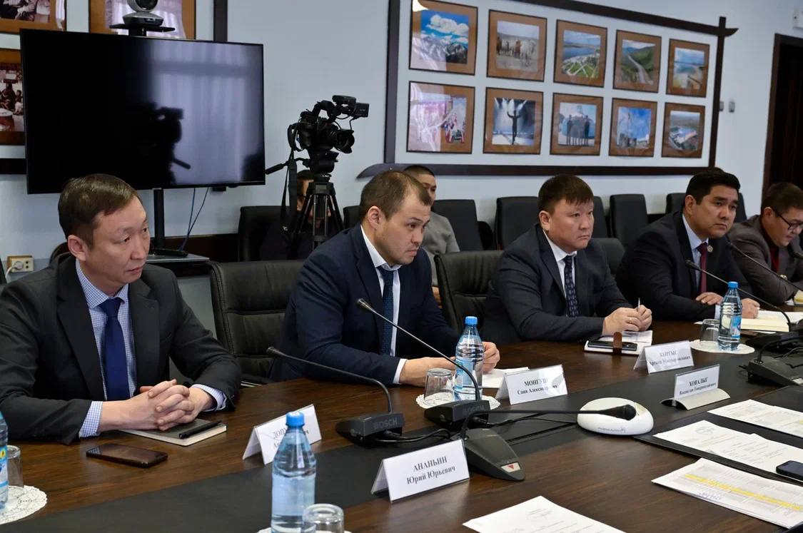 Владислав Ховалыг обсудил развитие спортивной инфраструктуры в Кызыле Владислав Ховалыг обсудил развитие спортивной инфраструктуры в Кызыле