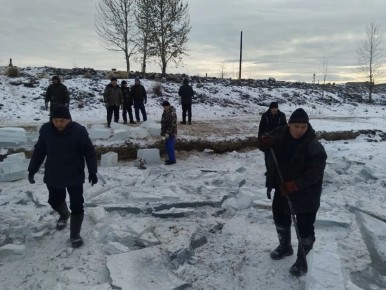 Жители села Хайыракан обустроили ледовый каток для детей
