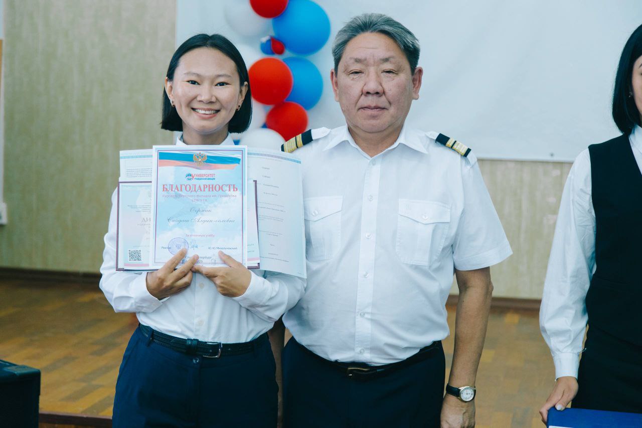 Через бортпроводника к штурвалу: как Сайдаш Ооржак стала первым пилотом-женщиной в Туве Через бортпроводника к штурвалу: как Сайдаш Ооржак стала первым пилотом-женщиной в Туве