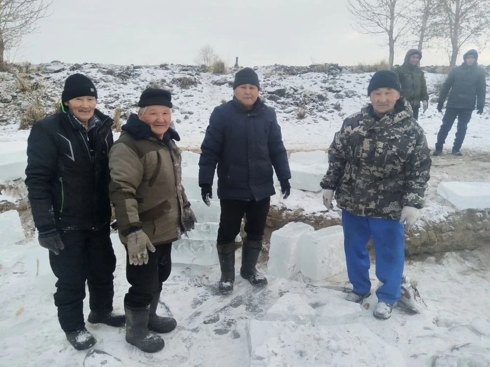 Жители села Хайыракан обустроили ледовый каток для детей Жители села Хайыракан обустроили ледовый каток для детей