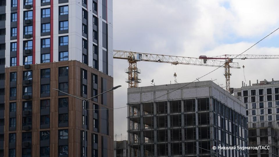 Российские новостройки больше всего подешевели за год в Абакане, Сургуте и Твери