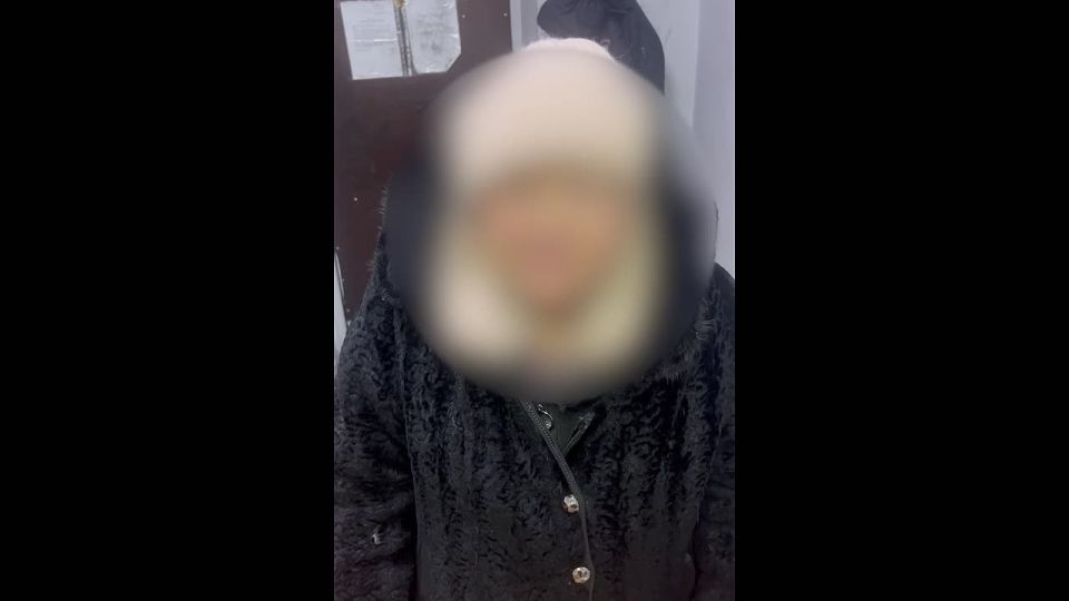В Кызыле полицейские задержали подозреваемую в краже сотового телефона у пожилой женщины
