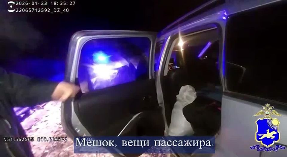 В Туве водитель в наркотическом опьянении перевозил пассажирку с крупной партией марихуаны и боеприпасом