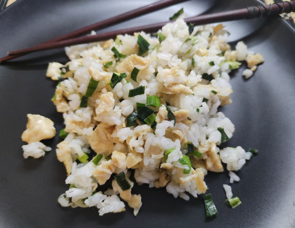 Простой и вкусный жареный рис: идеальное решение для остатка ужина