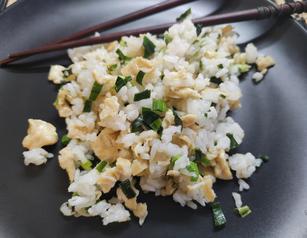 Простой и вкусный жареный рис: идеальное решение для остатка ужина