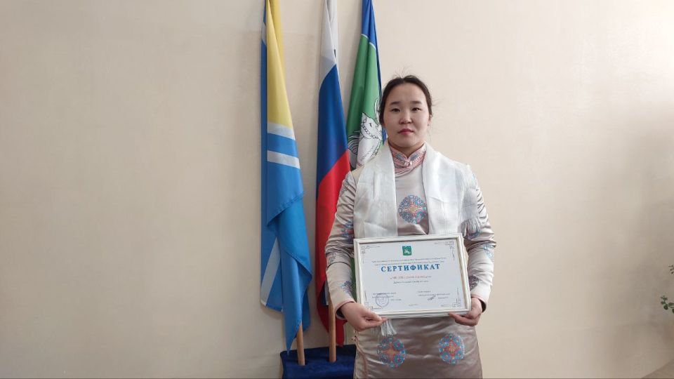 Администрация Бай-Тайги вручила сертификат 15-кратной чемпионке Тувы по женской борьбе Алдынай Даржаа