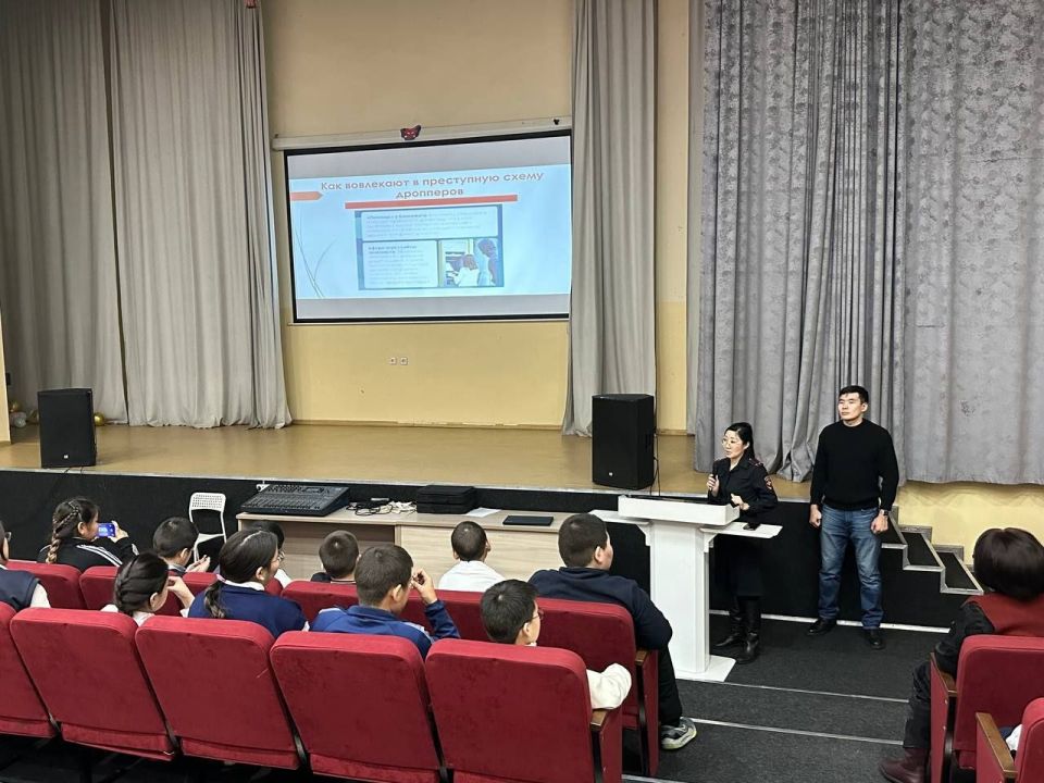 Полицейские предупредили школьников Кызыла о рисках дропперства