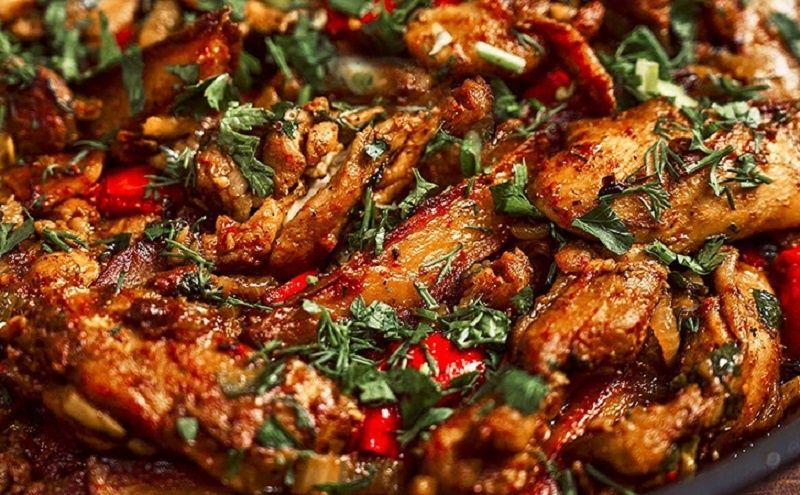 Ужин больше не превращается в долгий марафон — курица с картофелем радует всех за столом