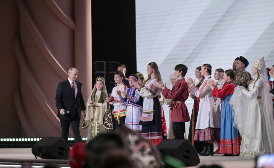 Владимир Путин дал старт Году единства народов России на марафоне Общества «Знание» «Россия — семья семей» Владимир Путин дал старт Году единства народов России на марафоне Общества «Знание» «Россия — семья семей»