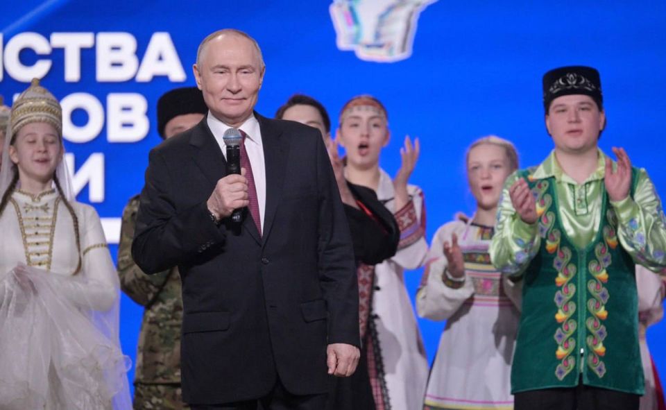 Владимир Путин дал старт Году единства народов России на марафоне Общества «Знание» «Россия — семья семей» Владимир Путин дал старт Году единства народов России на марафоне Общества «Знание» «Россия — семья семей»