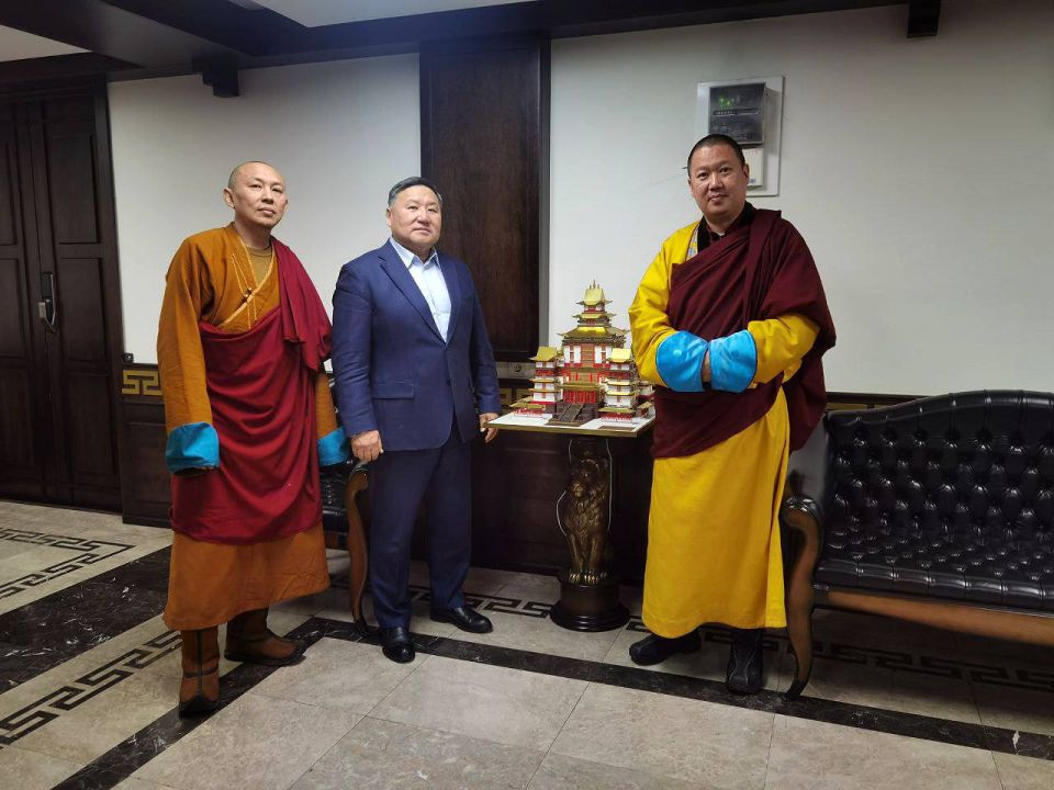 Владислав Ховалыг обсудил с Камбы-ламой Тувы подготовку к Международному буддийскому форуму