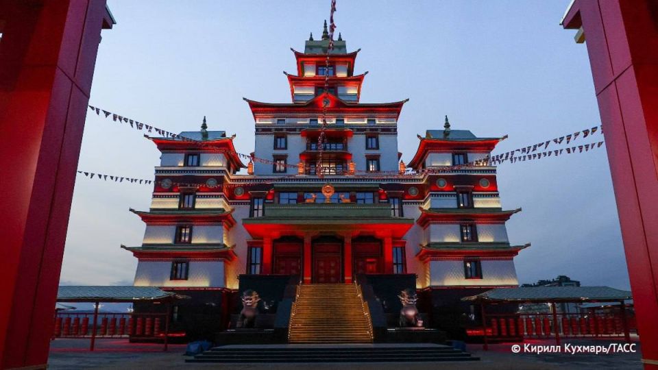 Звезд Голливуда планирует пригласить Тува на буддийский форум, который состоится в республике летом