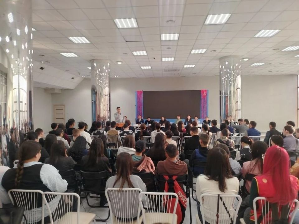 В Кызыле прошла встреча выпускников колледжей с работодателями