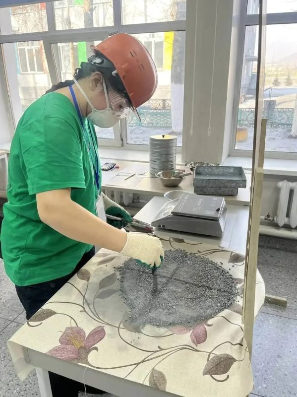 В Ак-Довураке студенты-горняки соревнуются в обогащении полезных ископаемых