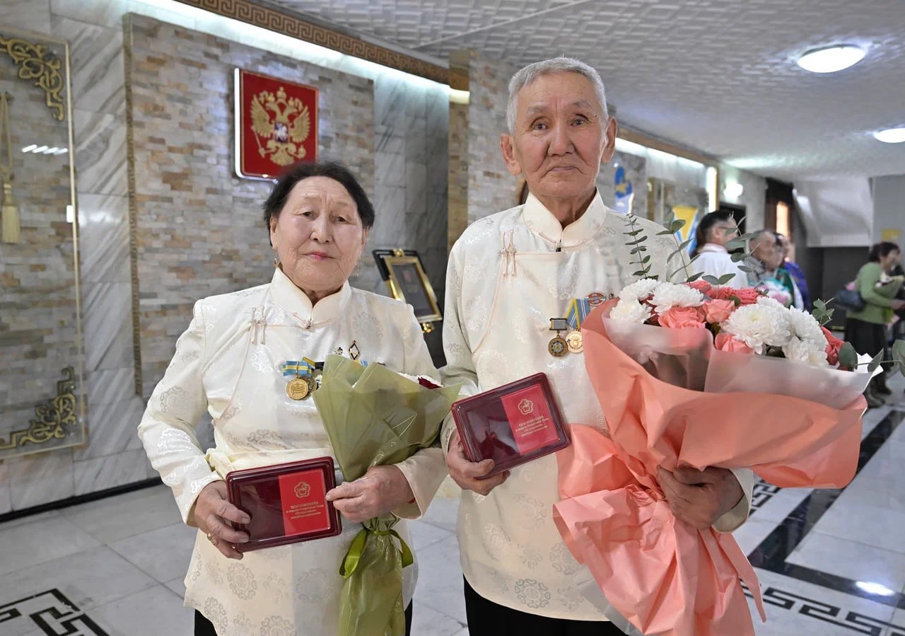 В преддверии Шагаа, Нового года по лунному календарю, в Правительстве Тувы состоялась традиционная церемония награждения В преддверии Шагаа, Нового года по лунному календарю, в Правительстве Тувы состоялась традиционная церемония награждения
