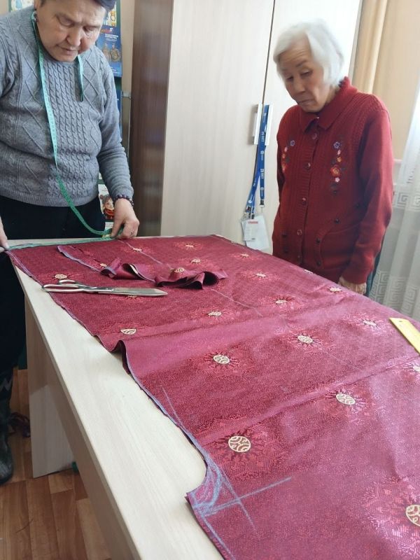 Для жен и матерей погибших участников СВО провели мастер-класс по пошиву национальной одежды