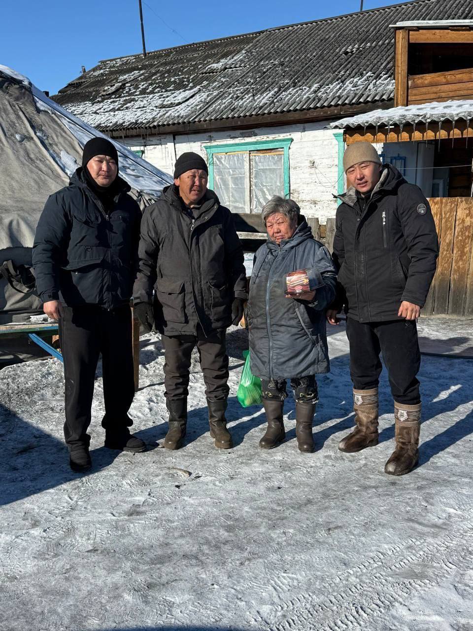 Таксисты Эрзина помогли многодетным семьям в преддверии Шагаа Таксисты Эрзина помогли многодетным семьям в преддверии Шагаа