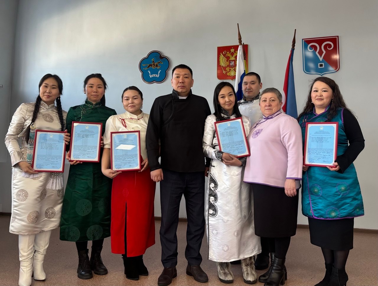 Молодые семьи Тувы получили жилищные сертификаты Молодые семьи Тувы получили жилищные сертификаты