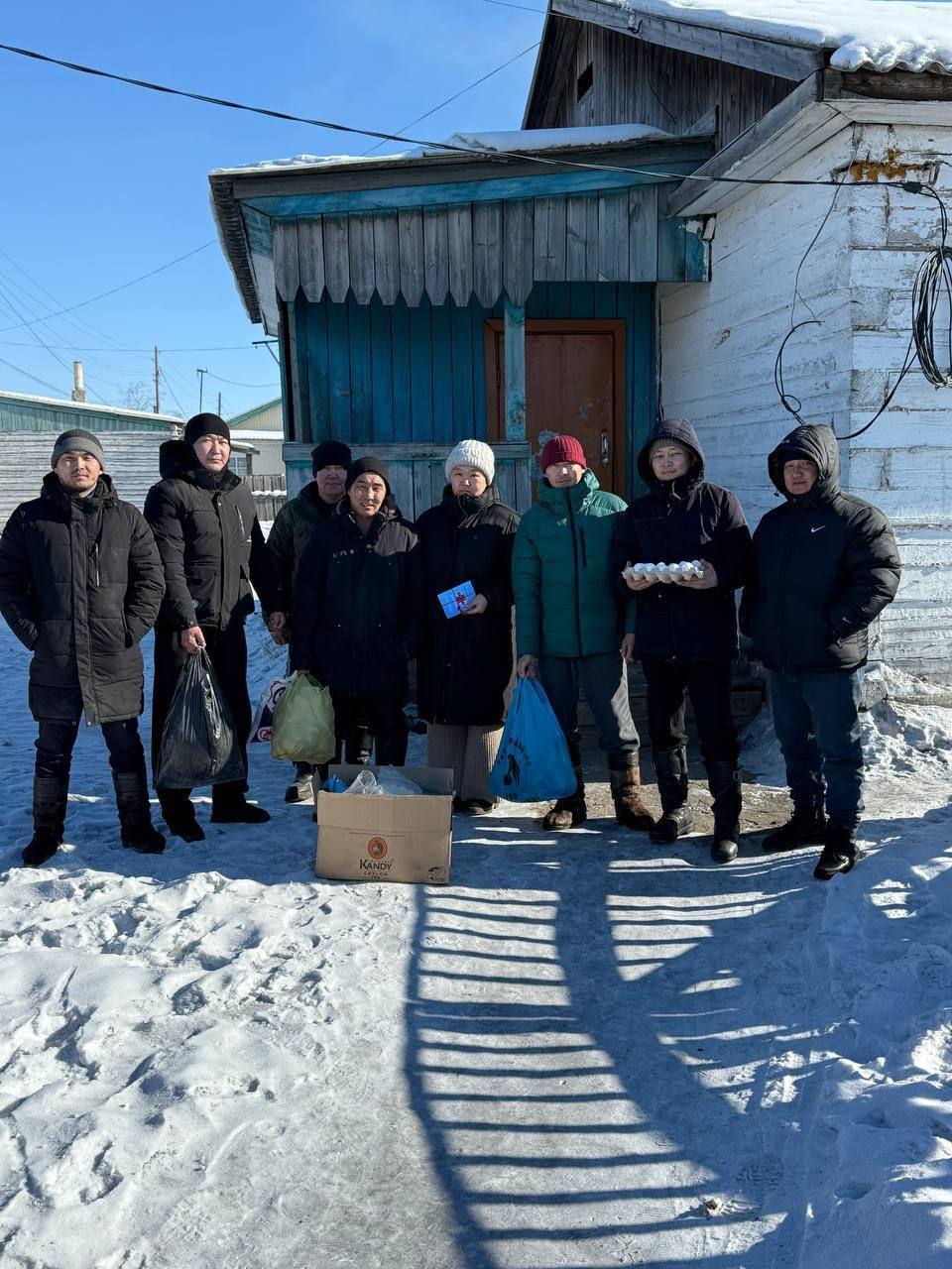 Таксисты Эрзина помогли многодетным семьям в преддверии Шагаа Таксисты Эрзина помогли многодетным семьям в преддверии Шагаа