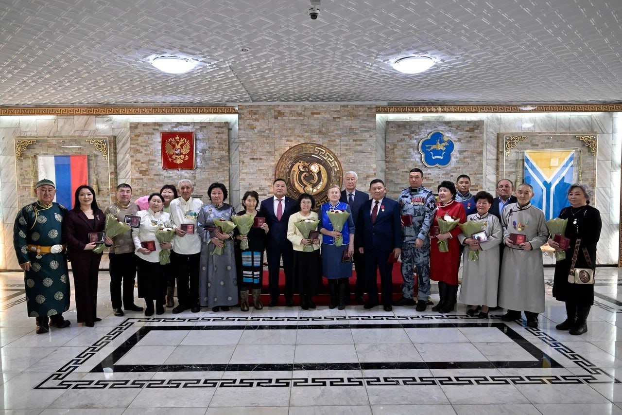 В преддверии Шагаа, Нового года по лунному календарю, в Правительстве Тувы состоялась традиционная церемония награждения В преддверии Шагаа, Нового года по лунному календарю, в Правительстве Тувы состоялась традиционная церемония награждения