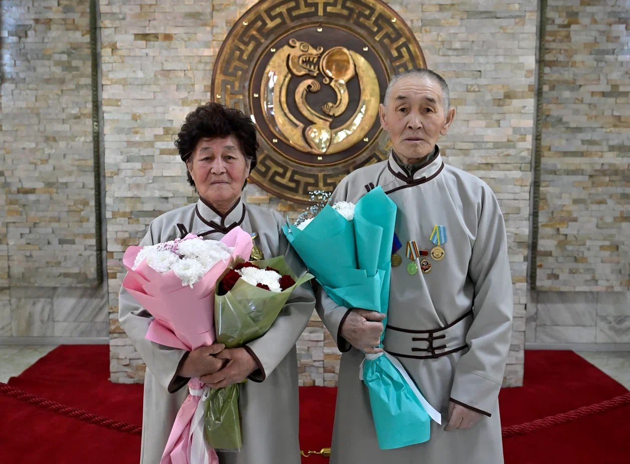 В преддверии Шагаа, Нового года по лунному календарю, в Правительстве Тувы состоялась традиционная церемония награждения В преддверии Шагаа, Нового года по лунному календарю, в Правительстве Тувы состоялась традиционная церемония награждения