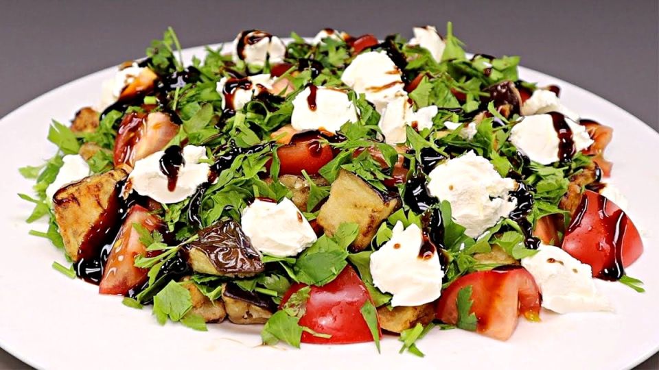 Как вкусный салат с баклажанами и помидорами стал трендом на кухне