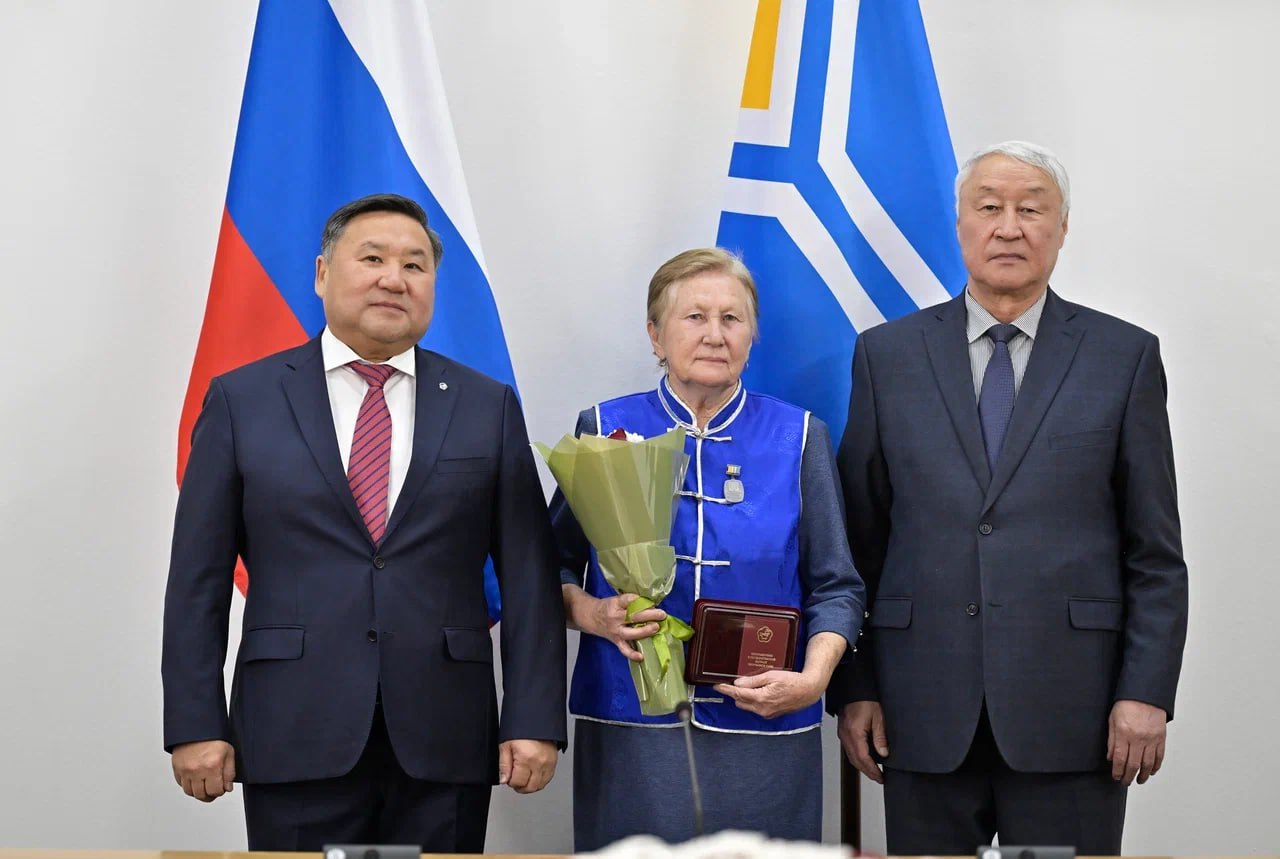 В преддверии Шагаа, Нового года по лунному календарю, в Правительстве Тувы состоялась традиционная церемония награждения В преддверии Шагаа, Нового года по лунному календарю, в Правительстве Тувы состоялась традиционная церемония награждения