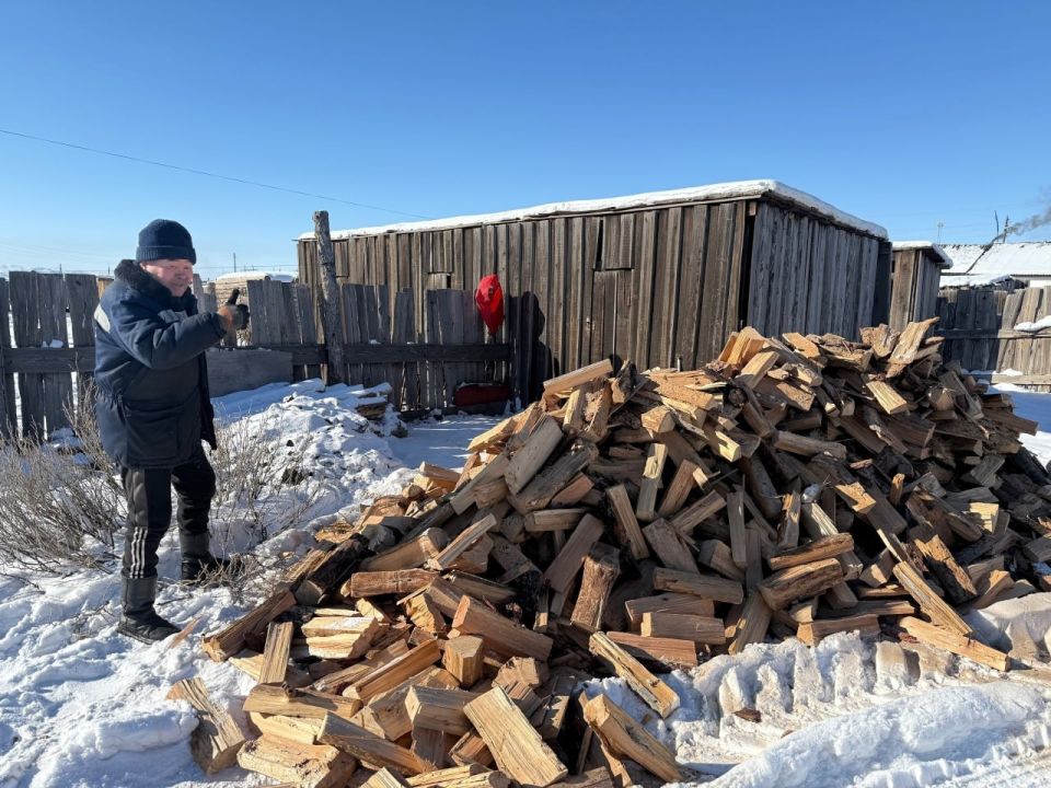 Пожилым жителям Тес-Хемского района помогли с дровами к Шагаа