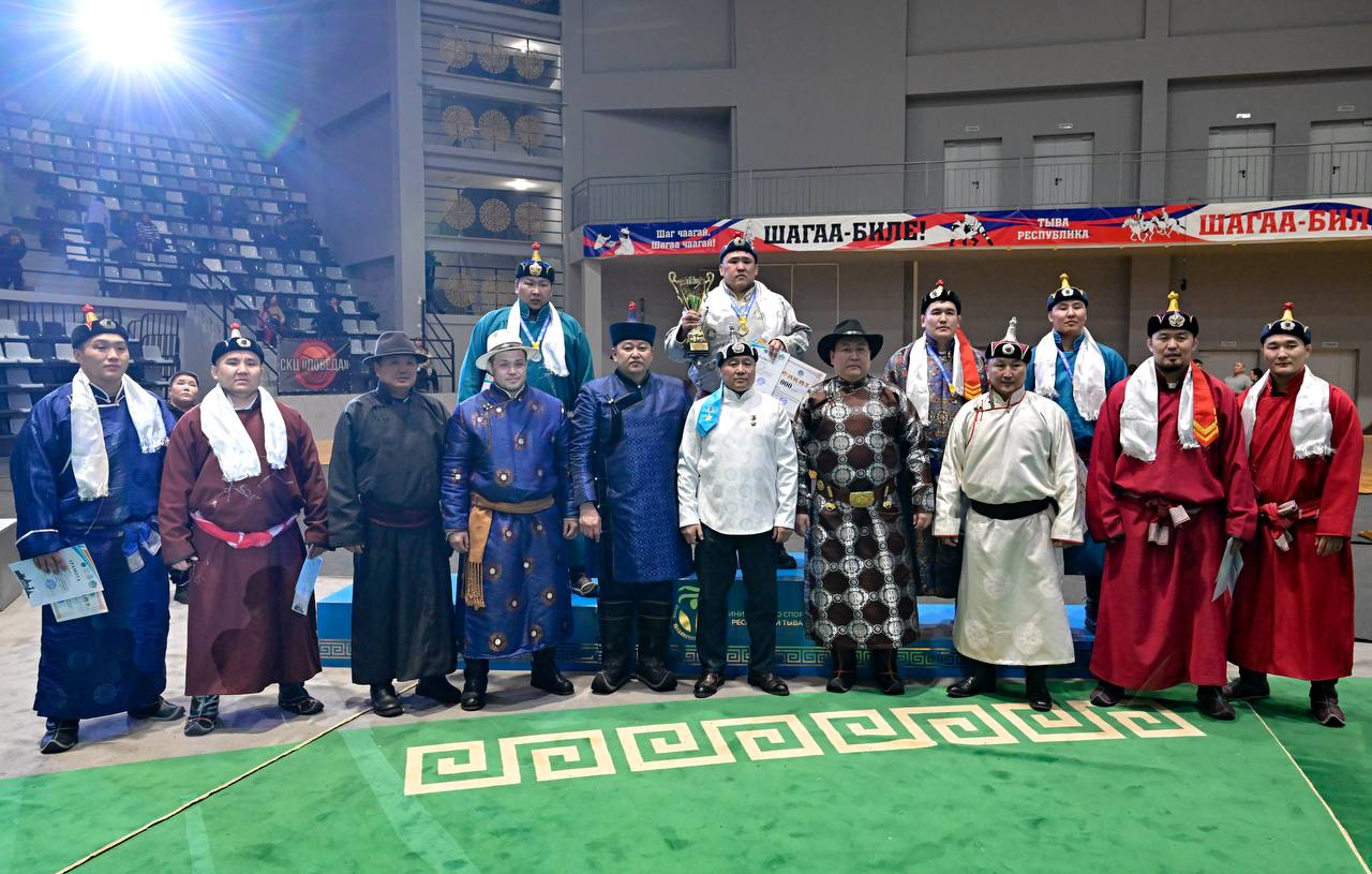 В Туве состоялся турнир по борьбе хуреш среди сильнейших борцов республики