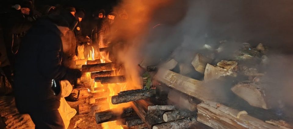 Фото. Сегодня рано утром, в честь празднования Шагаа, около монастыря «Тубтен Шедруб Линг» прошёл обряд Сан-Салыр, в котором традиционно приняли участие представители духовенства и все желающие