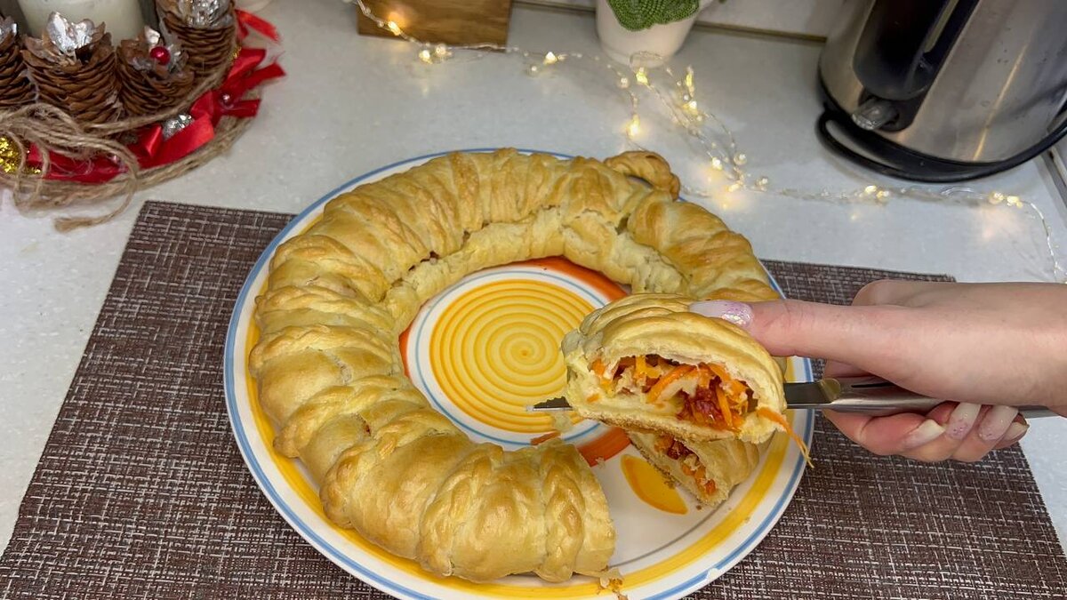 Удивительный венок из слоеного теста для праздника