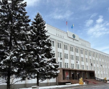 На внеочередном заседании КЧС Правительства Тувы обсудили вопрос недопущения происшествий, связанных с падением снега и льда