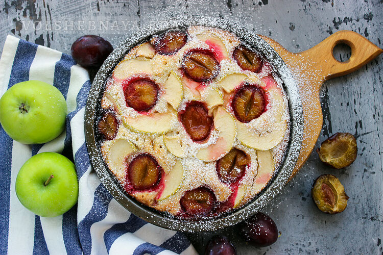 Нежный пирог с яблоками и сливами, который стоит попробовать