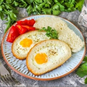Незабываемая яичница в батоне: идеальный завтрак