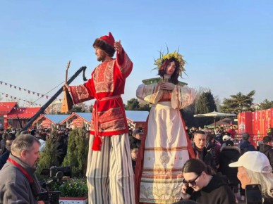 Масленицу с размахом отмечают в Пекине в дни китайского праздника Весны