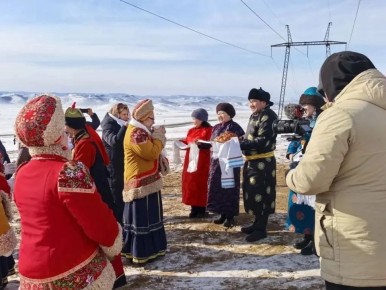 Традиционно в последний день Масленичной недели в Туве повсеместно проходят народные гуляния – люди весело провожают зиму и приветствуют наступление долгожданной весны