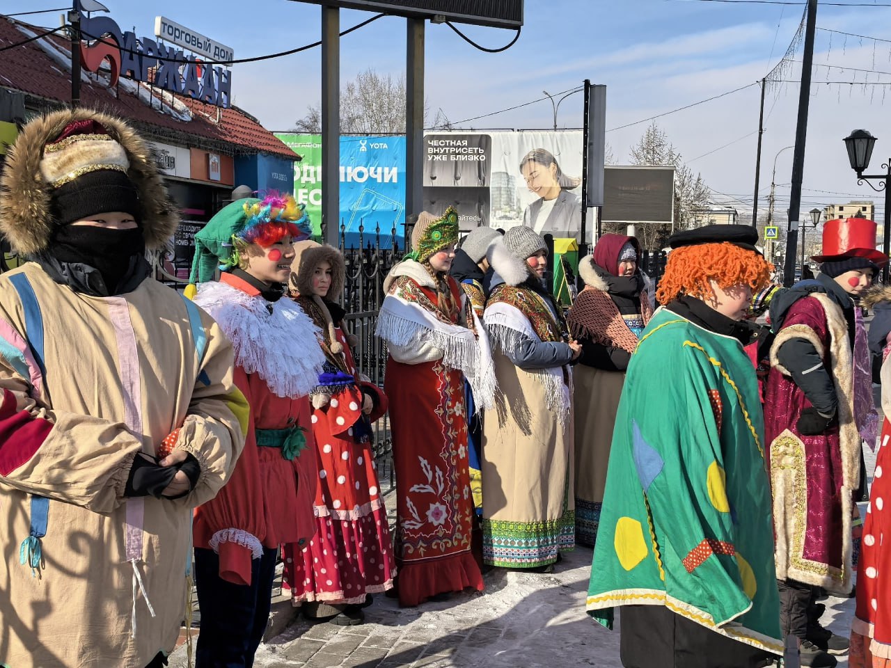 Традиционно в последний день Масленичной недели в Туве повсеместно проходят народные гуляния – люди весело провожают зиму и приветствуют наступление долгожданной весны Традиционно в последний день Масленичной недели в Туве повсеместно проходят народные гуляния – люди весело провожают зиму и приветствуют наступление долгожданной весны
