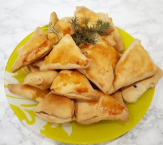 Сочные пирожки с мясом из слоеного теста