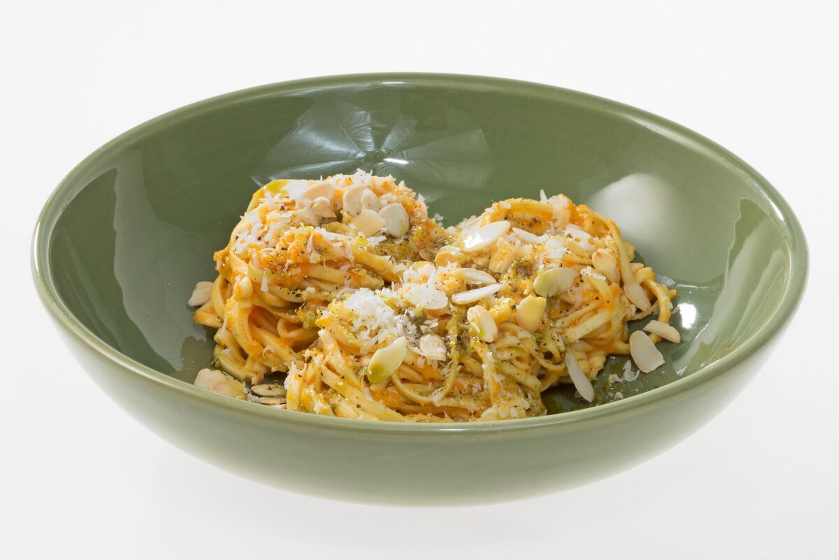 Вкусная яичная лапша с тыквой и миндалем: простой рецепт