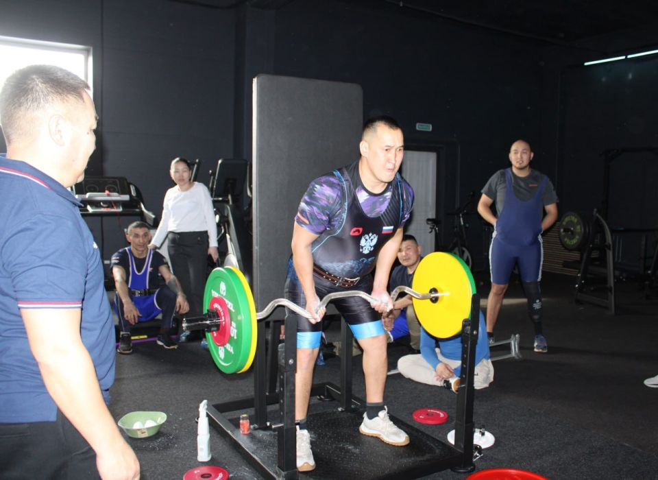 В Туве ветераны СВО с инвалидностью соревновались в жиме лежа и подъеме штанги