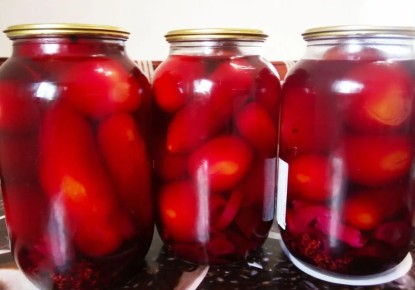 Незабываемая заготовка: консервированные помидоры с луком и свеклой