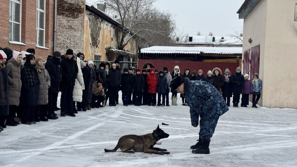 Патриотизм и профориентация: в Кызыле кинологи УФСИН выступили перед лицеистами