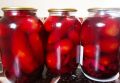 Незабываемая заготовка: консервированные помидоры с луком и свеклой