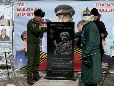 В Овюрском районе открыли памятник героям СВО и провели турнир по волейболу в их честь